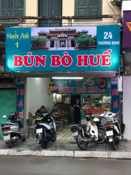 Hình ảnh tô bún bò Huế Huyền Anh với nước dùng sánh vàng đặc trưng
