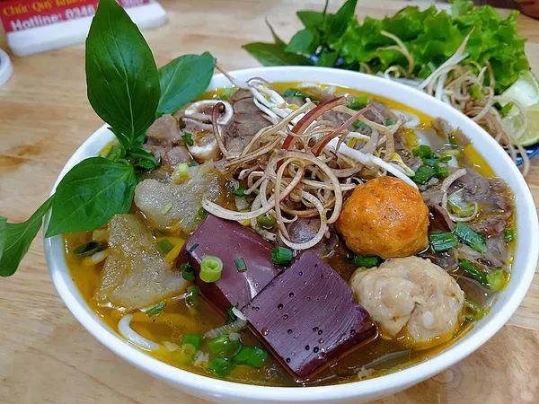 Hình ảnh tô bún bò Huế thơm ngon tại Bún Bò Gốc Huế