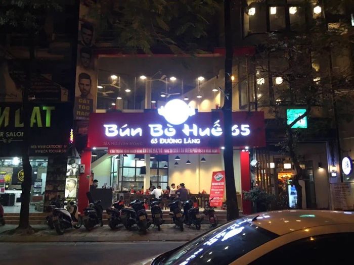 Hình ảnh tô bún bò Huế 65 với nước dùng trong veo đặc trưng