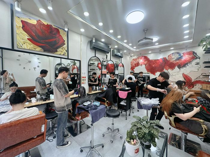 Không gian sang trọng và phong cách làm đẹp chuyên nghiệp tại Wind Hair Salon (Nguồn: Wind Hair Salon)