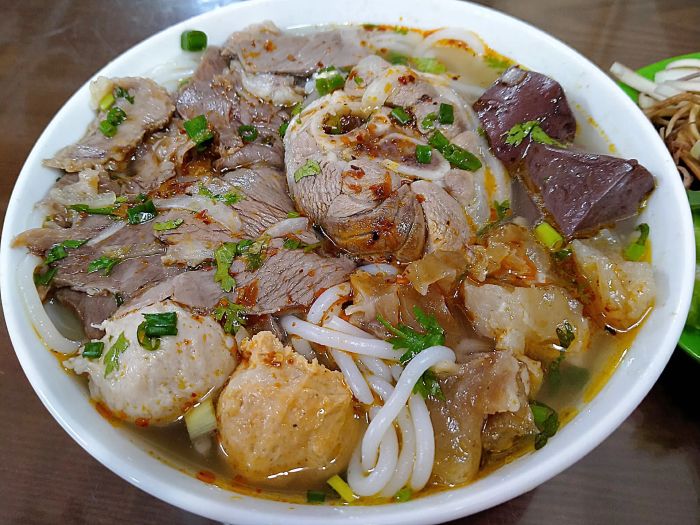 Hình ảnh tô bún bò Gốc Huế với đầy đủ topping hấp dẫn