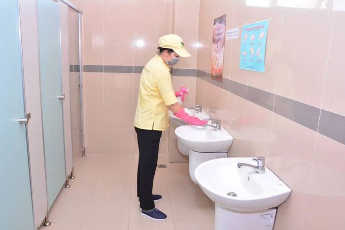 Hình ảnh thực tế quy trình vệ sinh công nghiệp chuyên nghiệp của Viethomecare