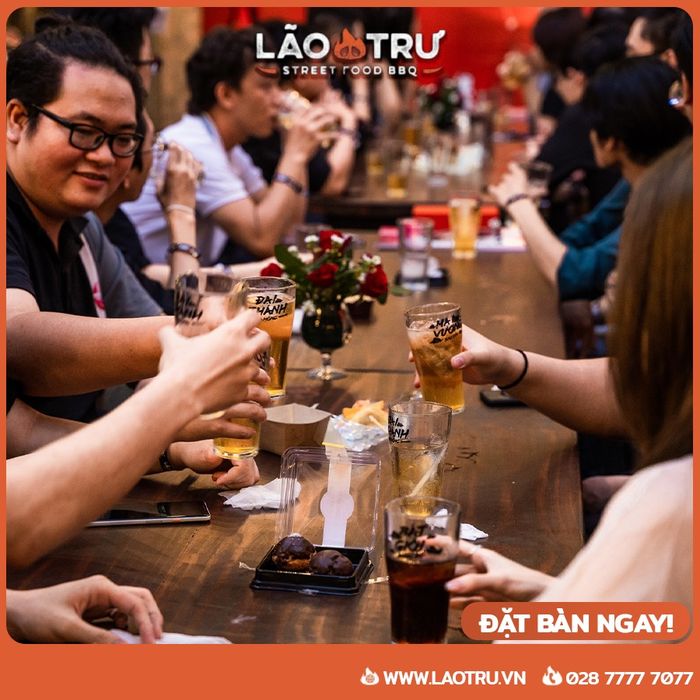 Khách tổ chức tiệc tại Lão Trư