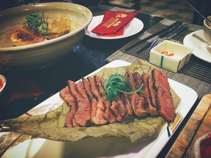 Không gian sân vườn xanh mát về đêm tại 4Q Restaurant