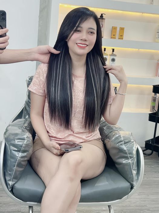 Hình ảnh khách hàng hài lòng với kiểu tóc nối tại Kiên Phong