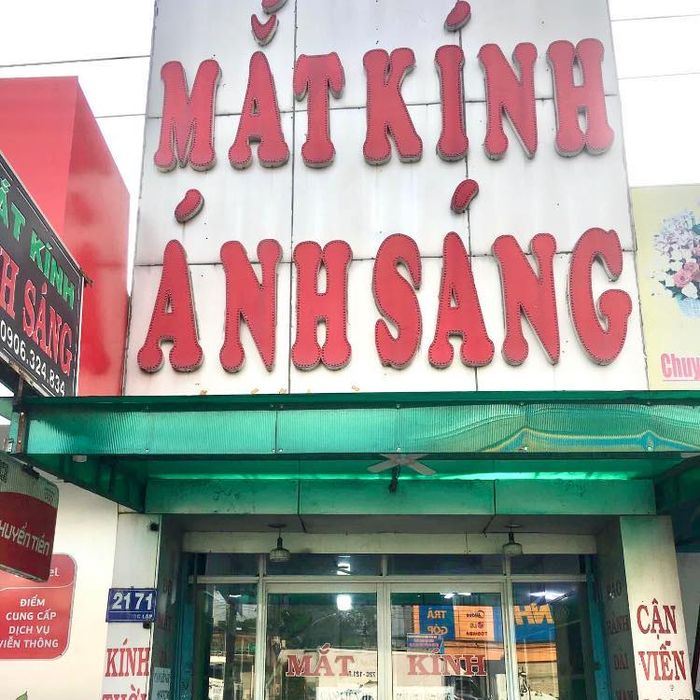 Không gian hiện đại tại Ánh Sáng Eyewear