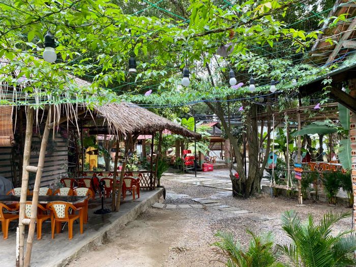 Góc tiệc lãng mạn dưới tán cây xanh tại Gió Xanh