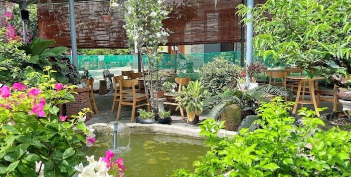 Góc check-in ấn tượng tại quán nhậu sân vườn Gà & Thỏ