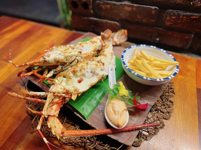 Góc tiệc tối lãng mạn với ánh đèn trang trí tại 4Q Restaurant