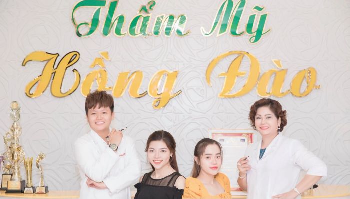 Hình ảnh khách hàng trải nghiệm dịch vụ phun xăm cao cấp