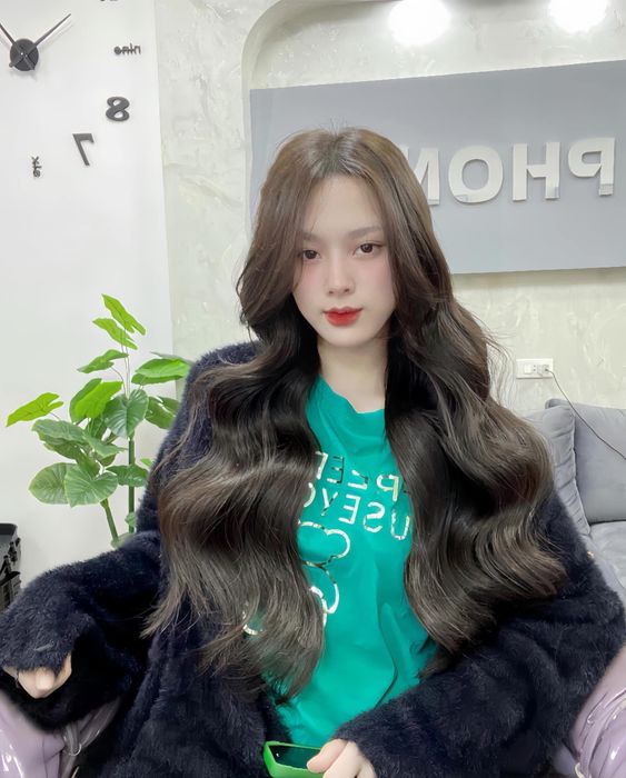 Không gian hiện đại và phong cách nối tóc nghệ thuật tại Nối Tóc Hùng Hípp