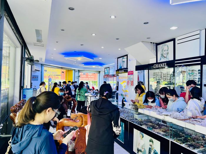 Không gian hiện đại và chuyên nghiệp tại Mắt Kính AViVi