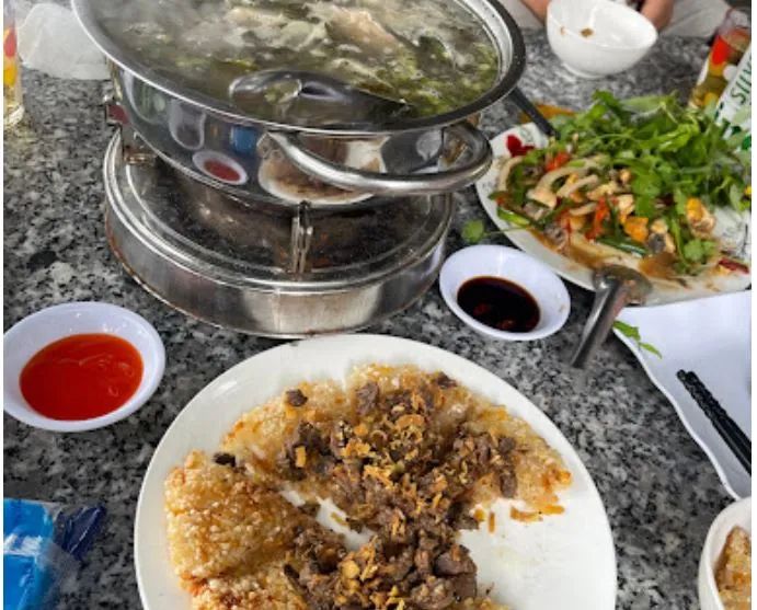 Không gian ấm cúng với đèn lồng tại Gà & Thỏ