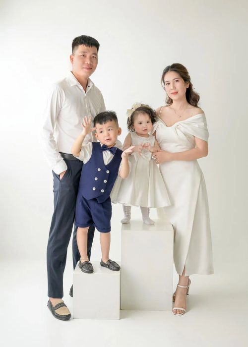 Khoảnh khắc gia đình qua ống kính Baby Cà Chua Studio