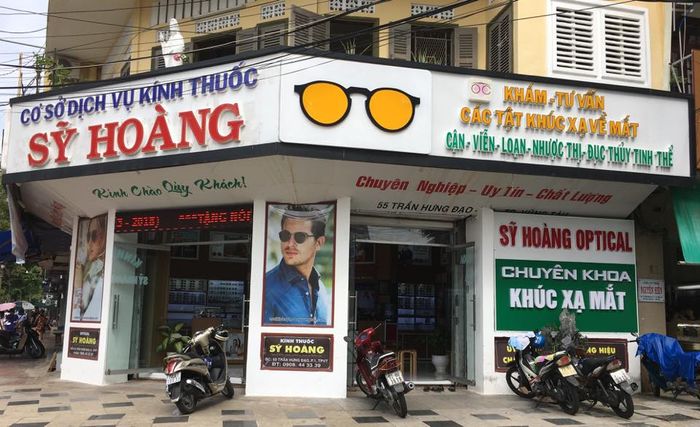 Không gian mua sắm sang trọng tại Sỹ Hoàng Eyewear