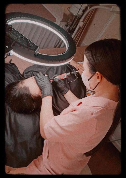 Hình ảnh khách hàng trải nghiệm dịch vụ phun xăm cao cấp