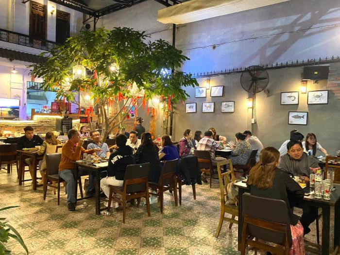 Không gian sang trọng bên hồ nước thơ mộng tại 4Q Restaurant