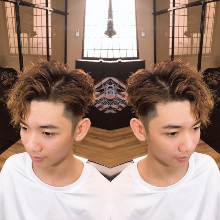 Khoảnh khắc thợ cắt tóc tỉ mỉ tạo hình tại Luân BarBer Shop