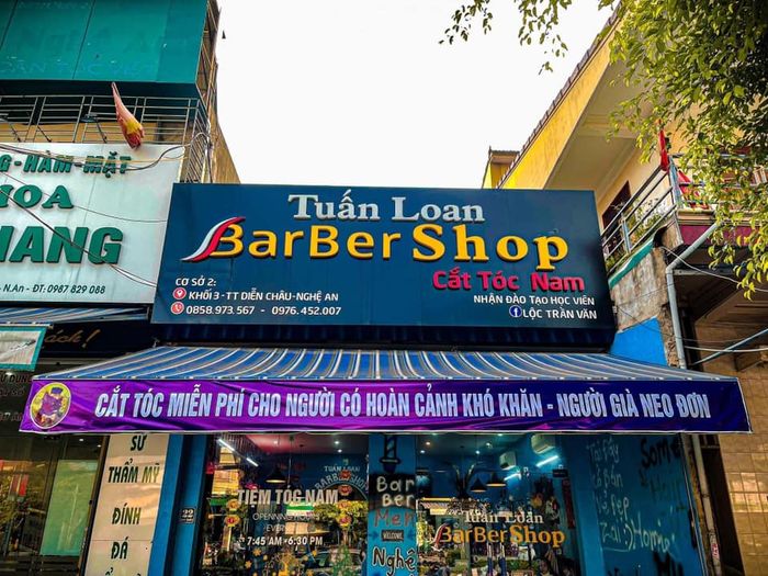 Không gian nghệ thuật tại Tuấn Loan Barbershop