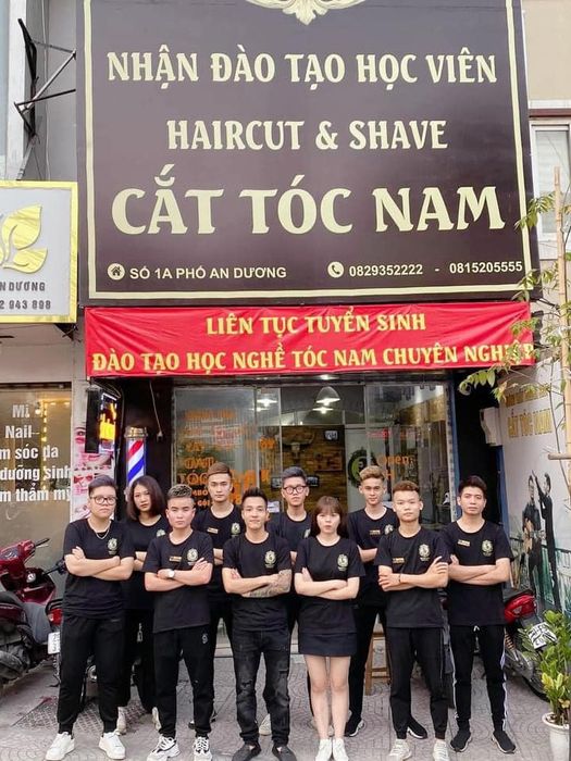 Học viên thực hành kỹ thuật tại Học Viện BarBer Shop Hoàng Trần