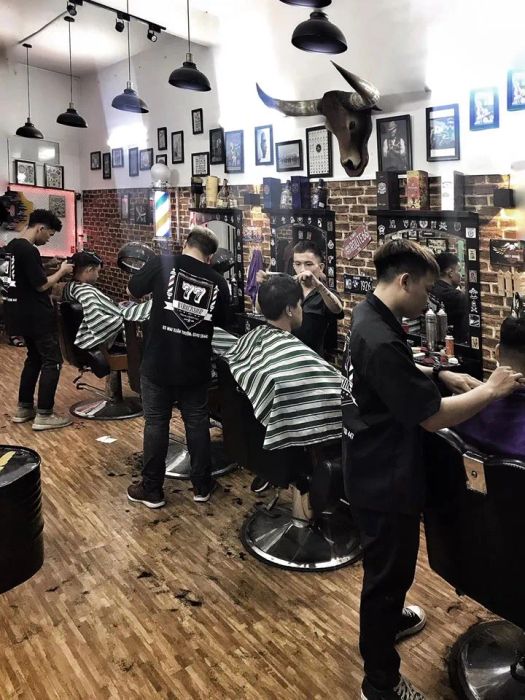 Không gian sang trọng tại 77 Barbershop