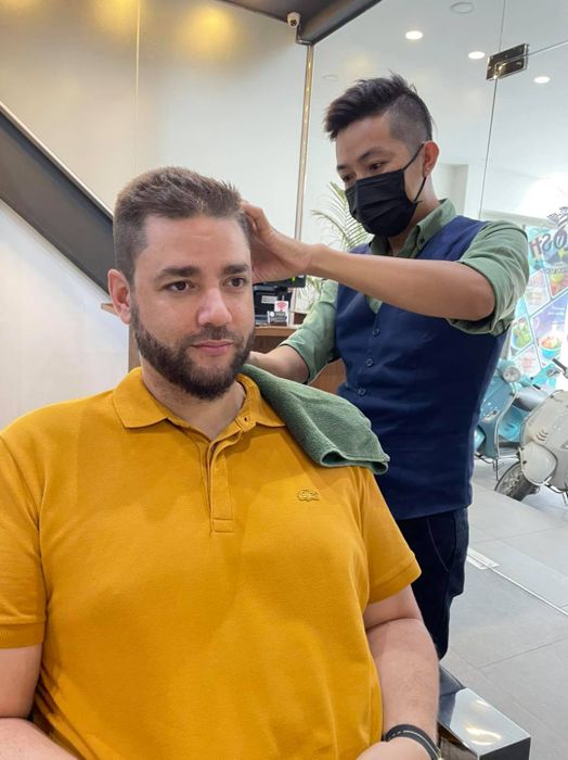Quy trình cắt tóc tỉ mỉ của các nghệ nhân tại Le Barbier de Saigon