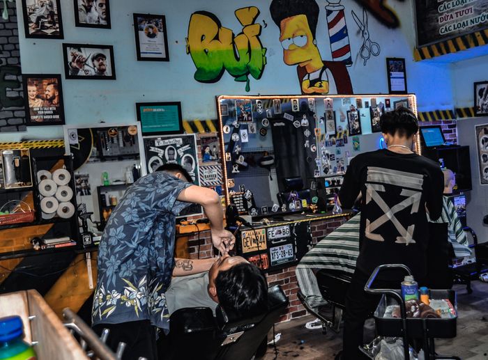 Không gian sang trọng và phong cách làm việc chuyên nghiệp tại Mr. BỤI Barber Shop