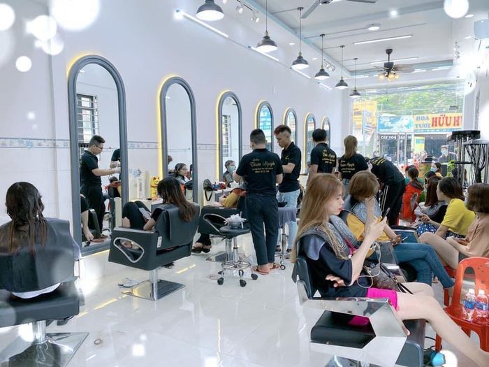 Khám phá không gian sang trọng và những tác phẩm nghệ thuật tóc tại Salon Thuận Nguyễn