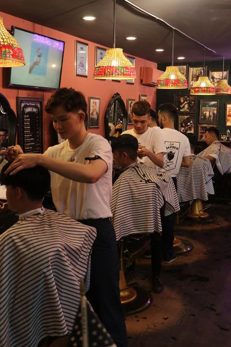 Không gian độc đáo kết hợp giữa barbershop và quầy đồ uống tại Lực Barber Shop