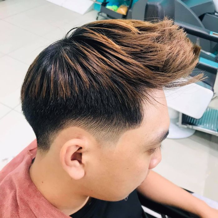 Khoảnh khắc thợ cắt tóc tỉ mỉ hoàn thiện tác phẩm tại Duy Barber Shop