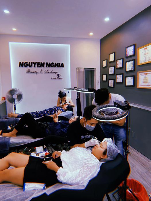 Hình ảnh không gian sang trọng tại Điêu khắc chân mày Nguyễn Nghĩa