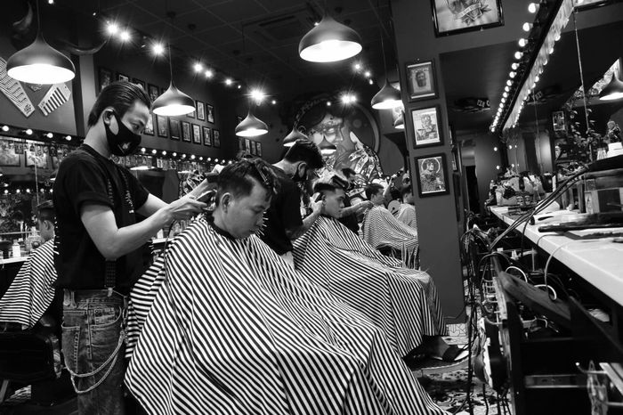 Hình ảnh thực tế về phong cách làm việc chuyên nghiệp tại Liêm BarberShop