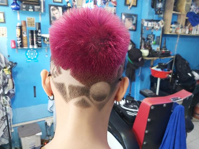 Hình ảnh nghệ nhân tạo mẫu tóc tại Việt Hàn Barber Shop