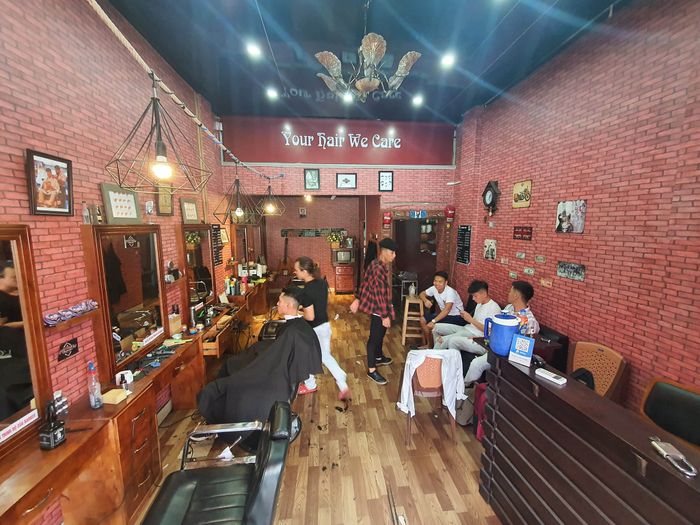 Không gian sang trọng và phong cách làm việc chuyên nghiệp tại Parisforau Barbershop