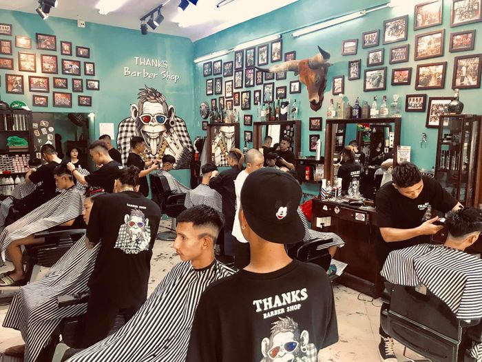 Học viên thực hành kỹ thuật tại Thanks Barber Shop