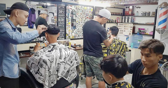 Không gian sang trọng và tiện nghi tại Bạn Tôi Barber Shop
