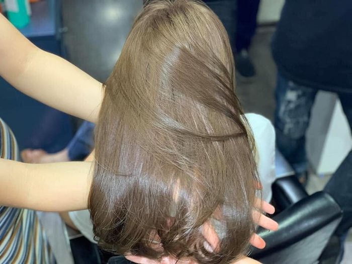 Hình ảnh thực tế về phong cách làm việc chuyên nghiệp tại Hair salon Cường Nguyễn