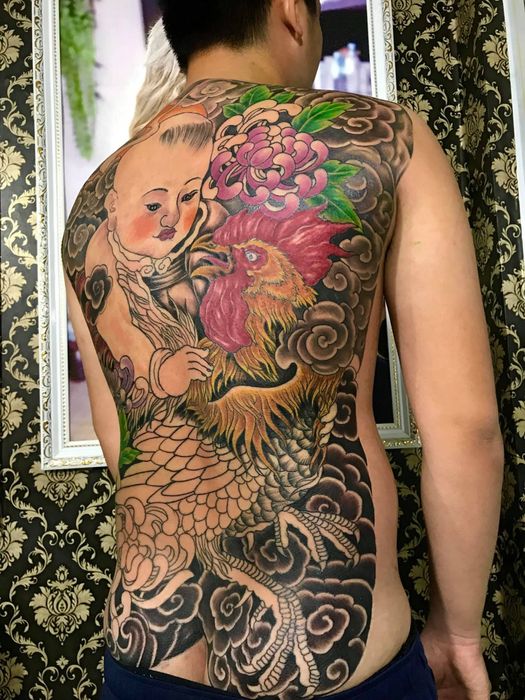 Hình ảnh thứ hai của Luân Phan Tattoo không chỉ đơn giản là một bức ảnh, mà là sự kết hợp giữa nghệ thuật và cảm xúc, nơi những hình xăm trở thành lời kể về hành trình, về sự tự do và phong cách sống của mỗi người.