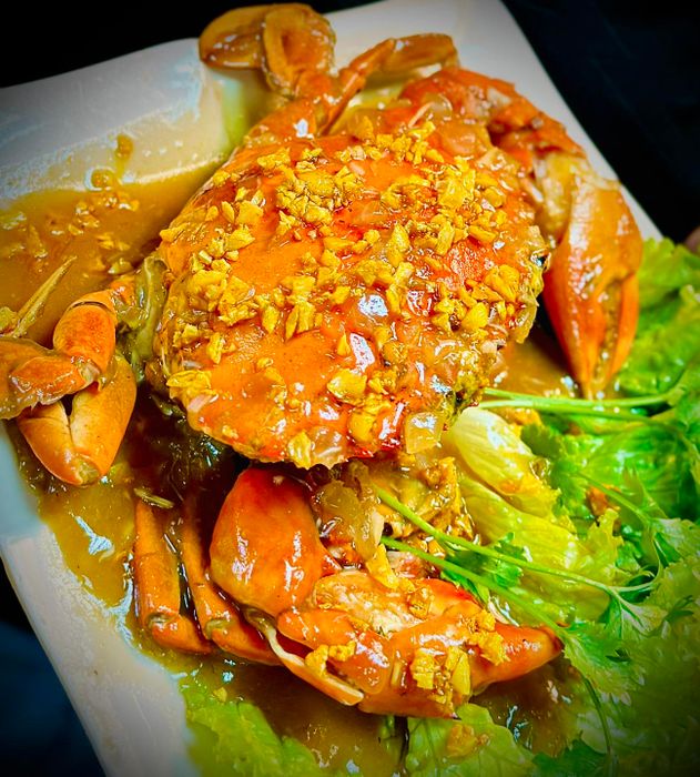 Hình ảnh không gian ấm cúng và món ăn đặc trưng tại Lẩu Oanh Oanh