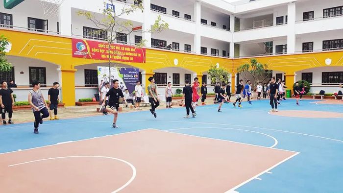 Hình ảnh khuôn viên xanh mát của THPT Phương Nam
