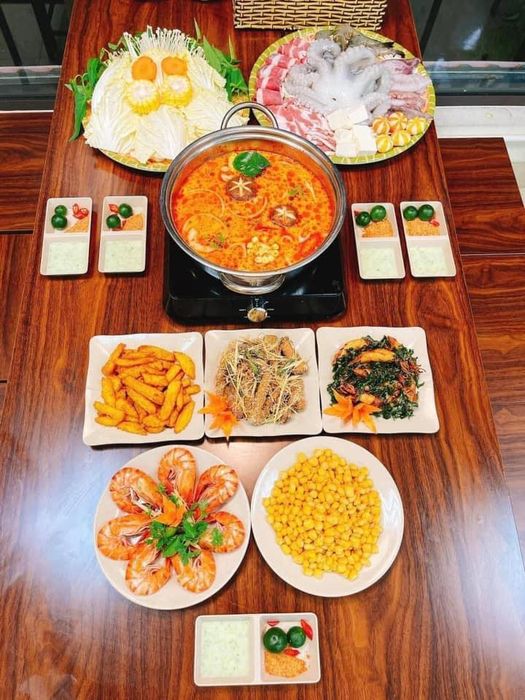 Không gian ấm cúng và món lẩu đặc trưng tại Lẩu Oanh Oanh