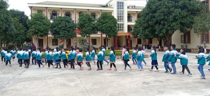 Khuôn viên xanh mát của Trường Tiểu học Hồng Vân
