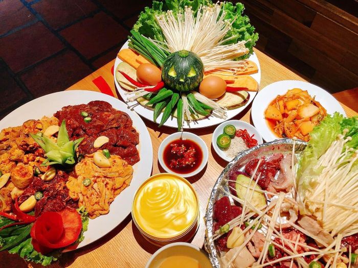 Set lẩu lòng bò thơm ngon với đầy đủ nguyên liệu tươi ngon