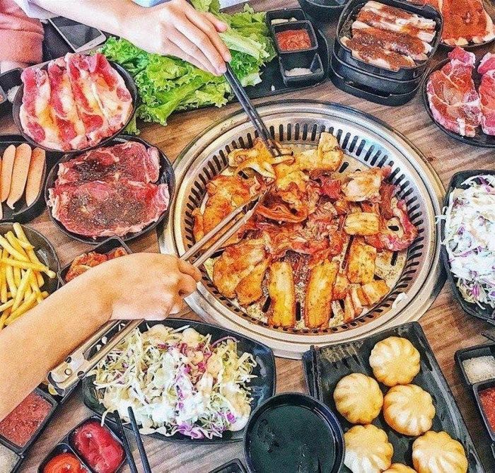 Quầy buffet phong phú với gần 50 món ăn tại Wang Wang