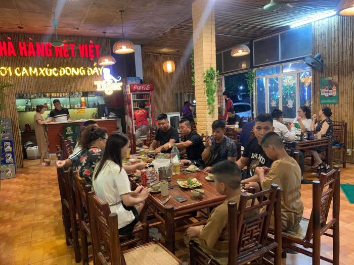 Không gian ấm cúng tại Nhà Hàng Nét Việt