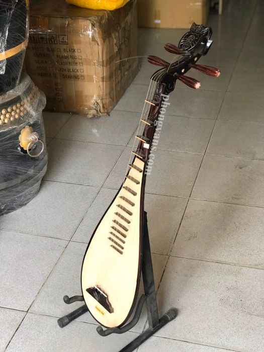Bộ sưu tập nhạc cụ đa dạng tại showroom Phong Vân