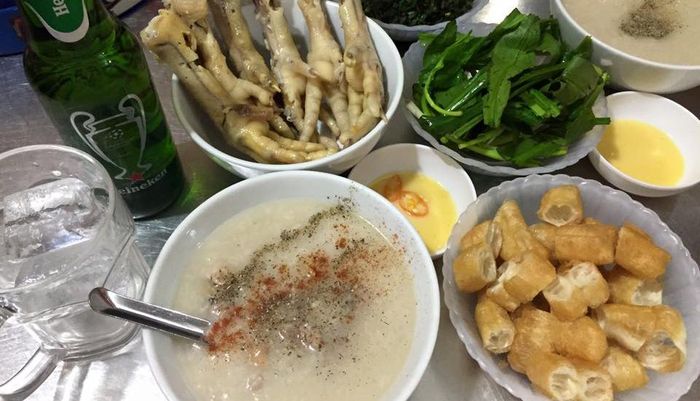 Không gian ấm cúng tại Cháo Gà Kim Ngọc