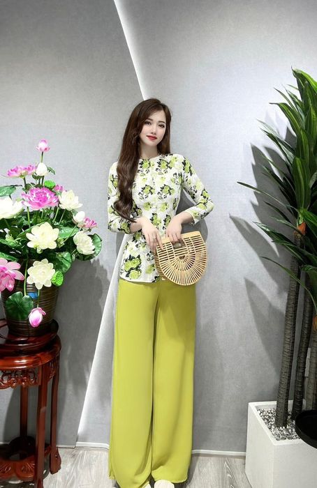 Những thiết kế áo bà ba tôn dáng tại Tường Nhi