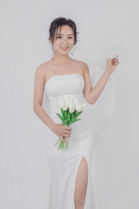 Hình ảnh cô dâu lộng lẫy với phong cách trang điểm Hàn Quốc tại Aye Wedding