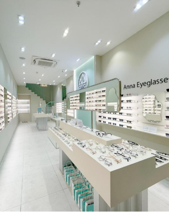 Không gian mua sắm trẻ trung tại Kính Mắt Anna